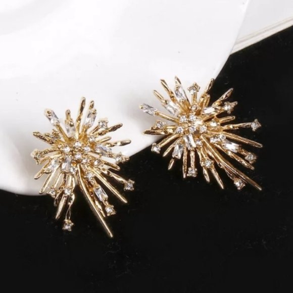 Jewelry - NEW 18K Yellow Gold Diamond Firework Earrings